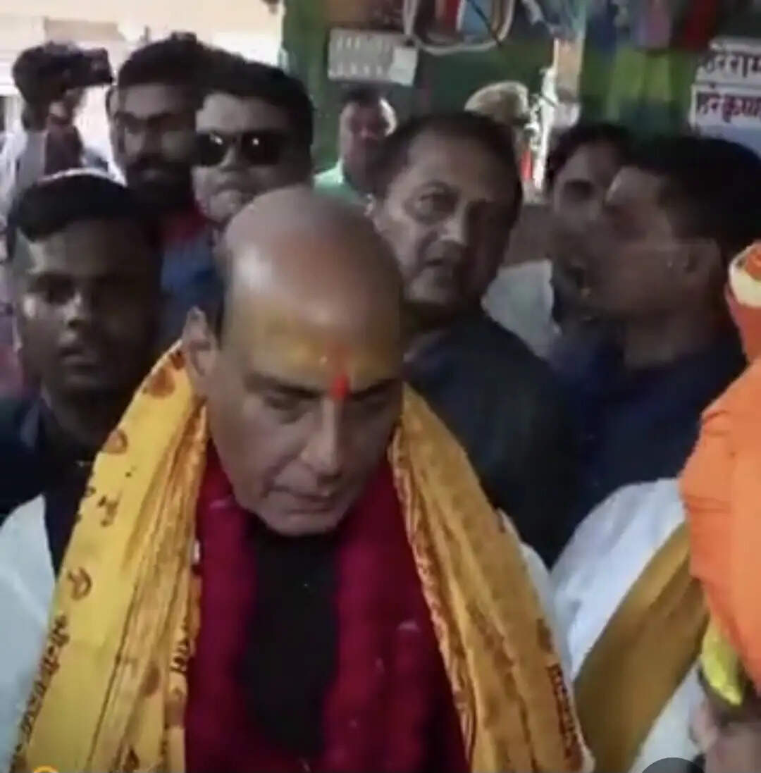 अयोध्या पहुंचे राजनाथ, राम लला के किए दर्शन