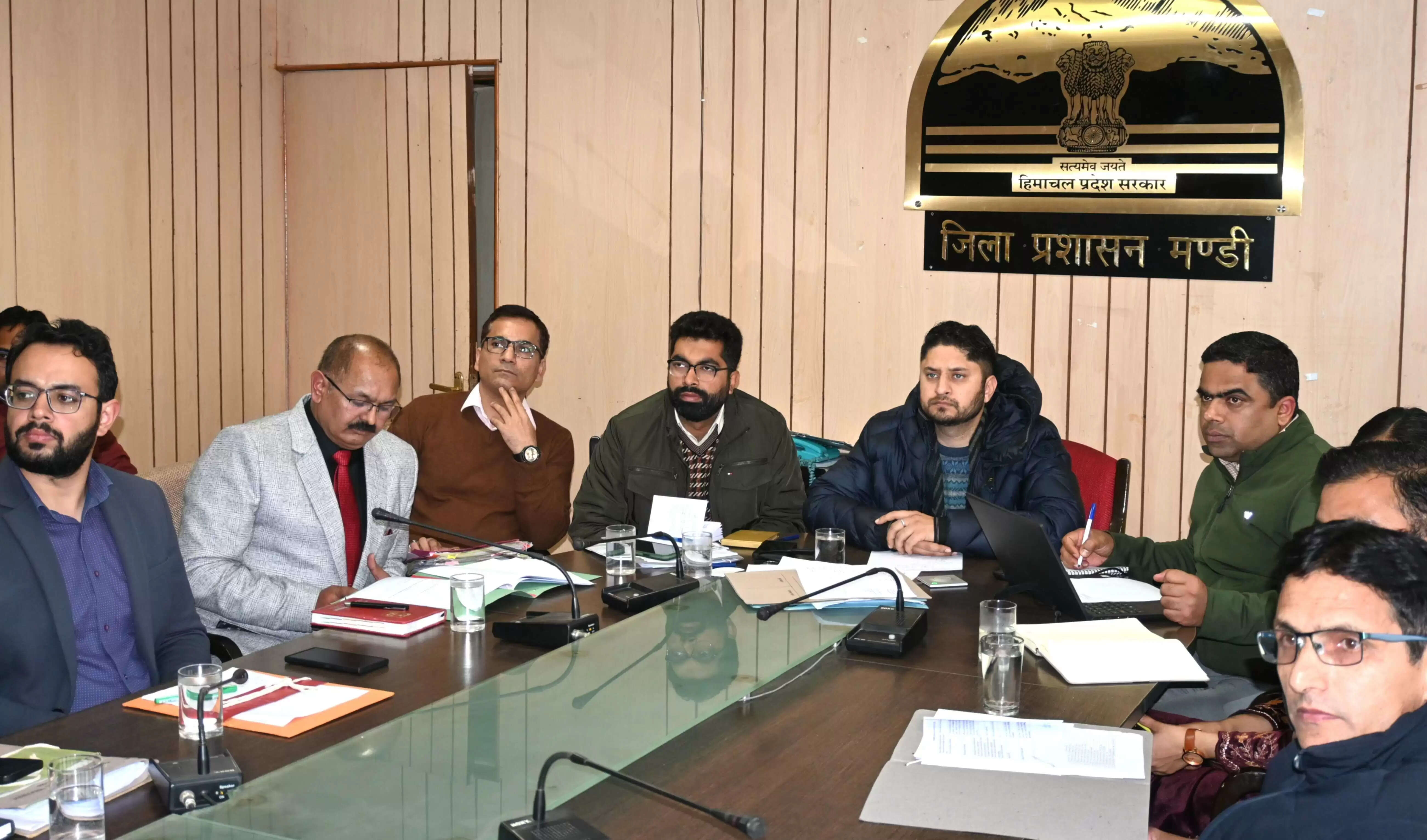 मंडी में सिंगल यूज प्लास्टिक पर सख्ती, उपायुक्त ने निगरानी और चालान तेज करने के दिए निर्देश