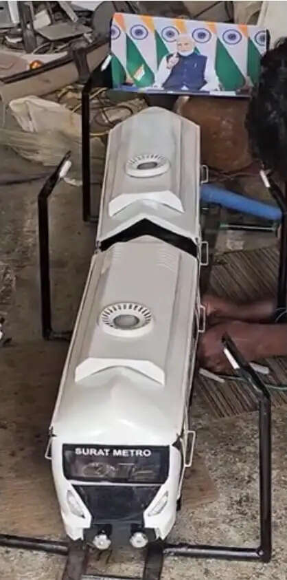 अनोखी कलाकृति : सूरत के कारीगर ने कबाड़ से बनाई मिनी मेट्रो