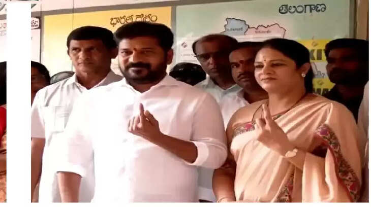 तेलंगाना के मुख्यमंत्री रेवंत रेड्डी ने अपने परिवार के साथ किया मतदान