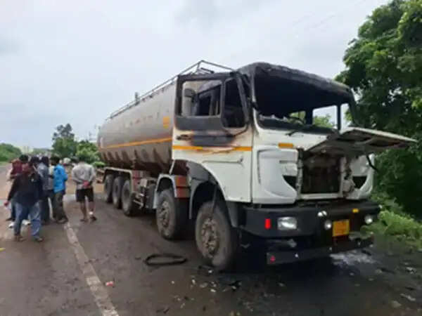भोपाल में एथेनॉल से भरे टैंकर के केबिन में लगी भीषण आग, बड़ा हादसा टला