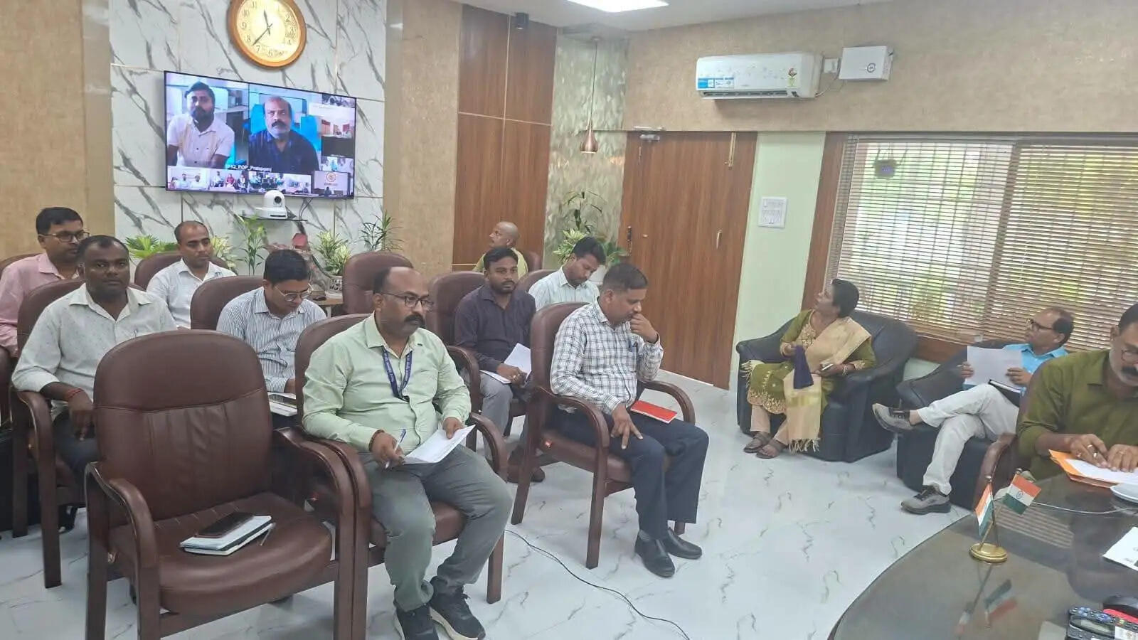 टीबी मुक्त भारत अभियान और आयुष्मान कार्ड निर्माण की डीएम ने की समीक्षा
