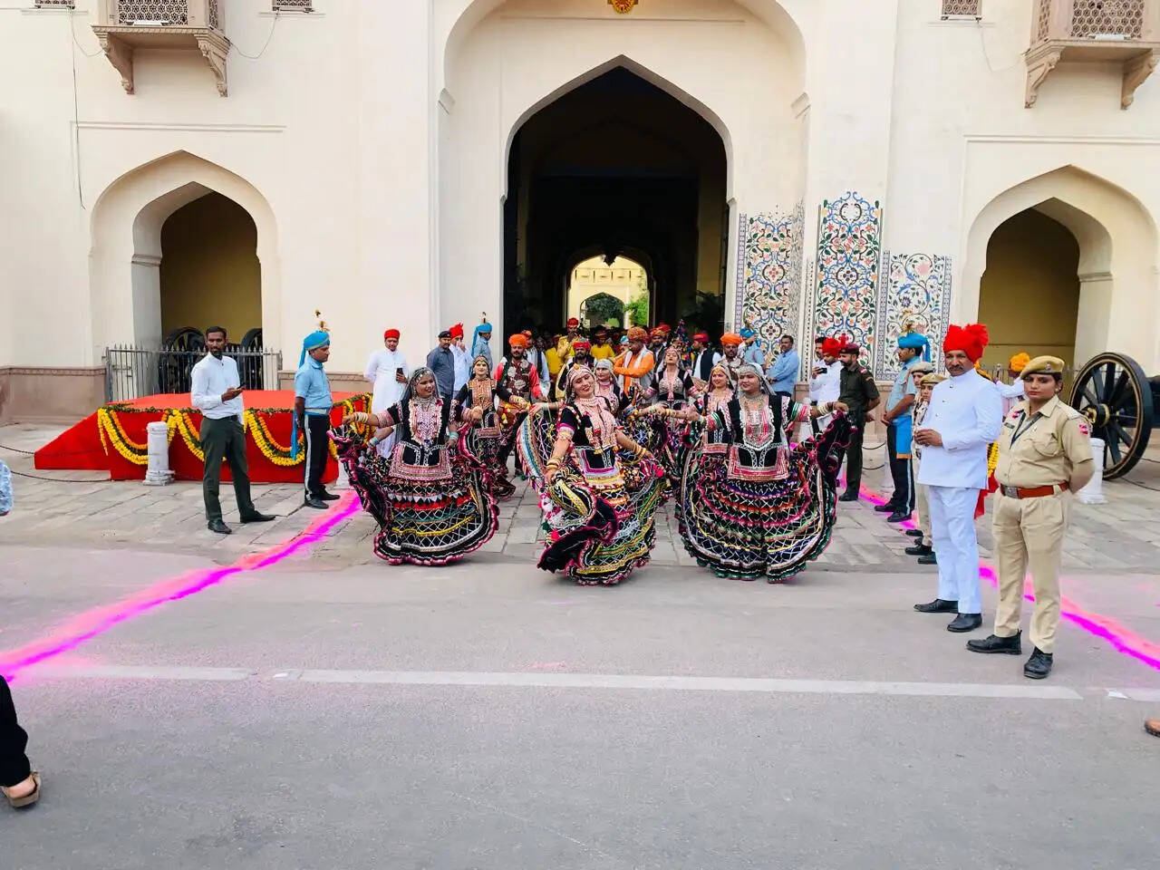 शाही ठाठ-बाट से निकली गणगौर माता की शोभायात्रा