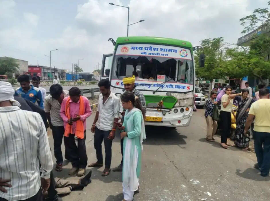 राजगढ़ः तेज रफ्तार बस की टक्कर से बाइक सवार घायल, हालत गंभीर