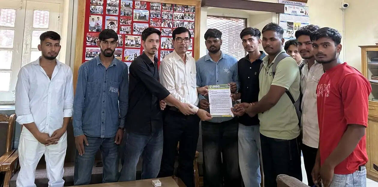 हिसार : विद्यार्थियों की समस्याओं काे लेकर इनसो ने जाट कॉलेज प्रशासन को सौंपा ज्ञापन