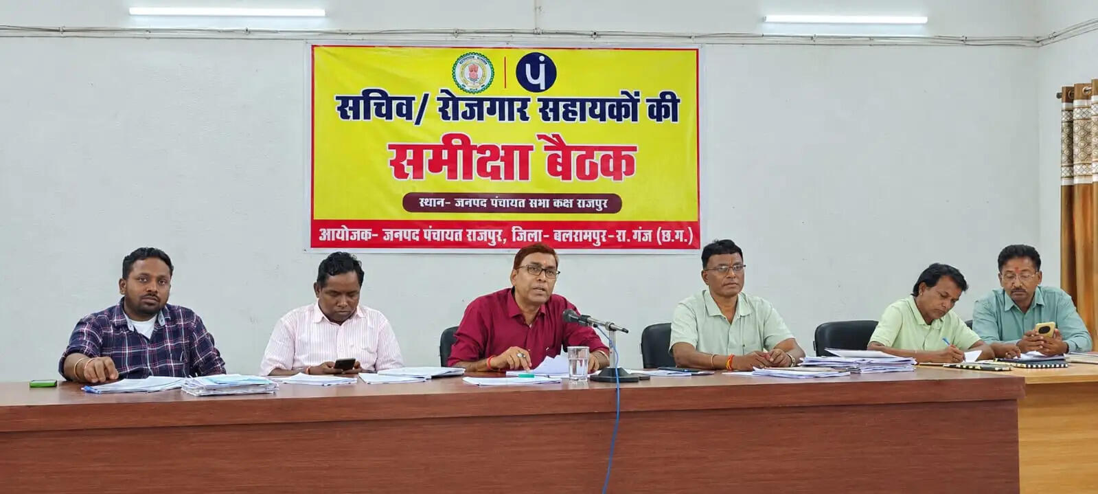 राजपुर जनपद में ग्रामीण योजनाओं की समीक्षा, अधूरे आवास जल्द पूरे करने के निर्देश