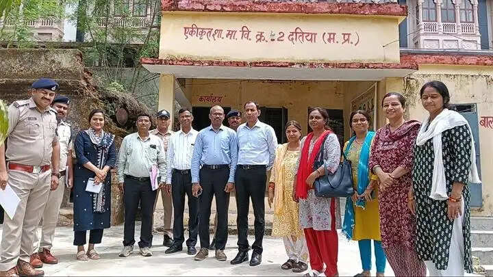 दतिया विधानसभा उप चुनावः सामान्य एवं पुलिस प्रेक्षक ने मतदान केंद्रों एवं पॉलीटेक्निक कॉलेज का किया निरीक्षण