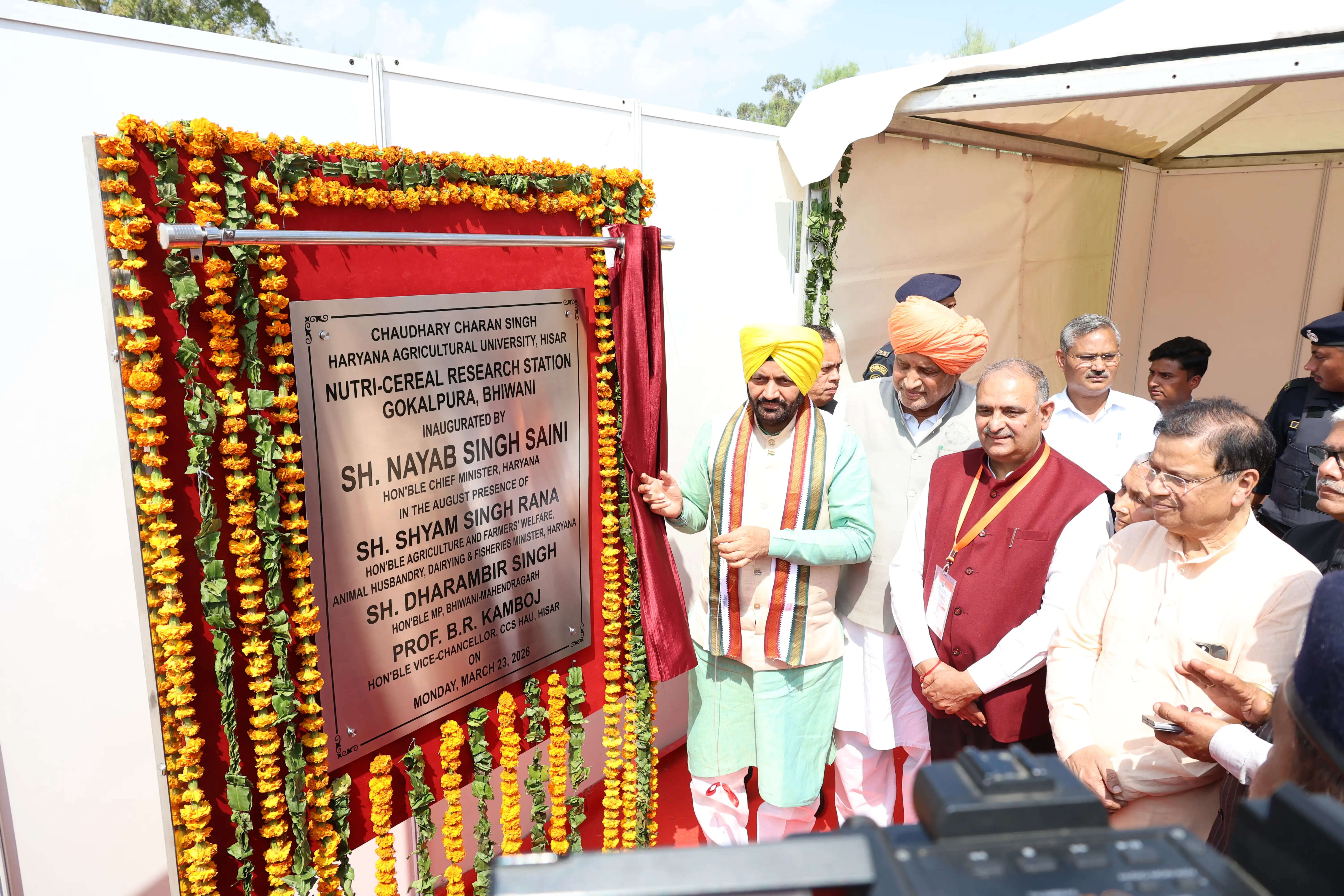 हिसार : मुख्यमंत्री ने किया हकृवि के 63 एकड़ भूमि पर बने पोषक अनाज अनुसंधान केन्द्र (गोकुलपुरा) का उद्घाटन