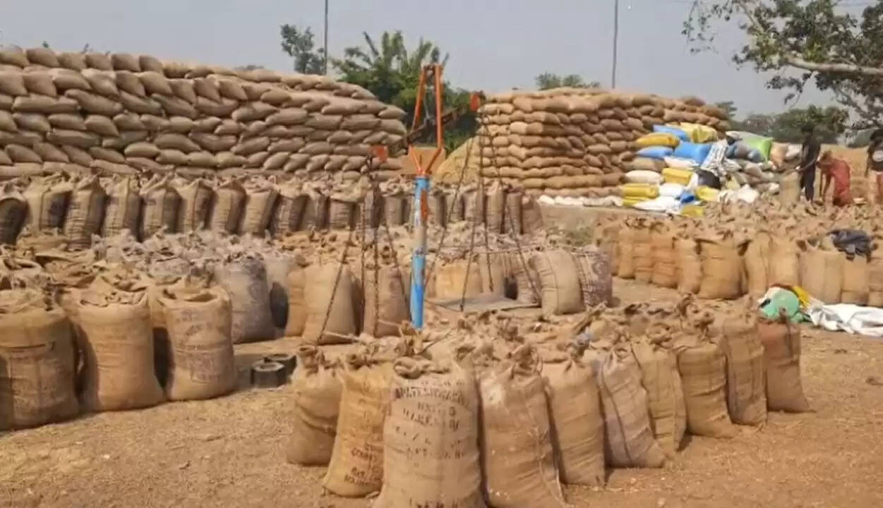 धान भंडारण केंद्रों में श्रमिकों की मजदूरी अटकी, दो माह से भुगतान नहीं