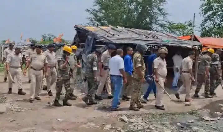 बोकारो एयरपोर्ट के पास अतिक्रमण हटाने गई बीएसएल सिक्योरिटी टीम पर पथराव