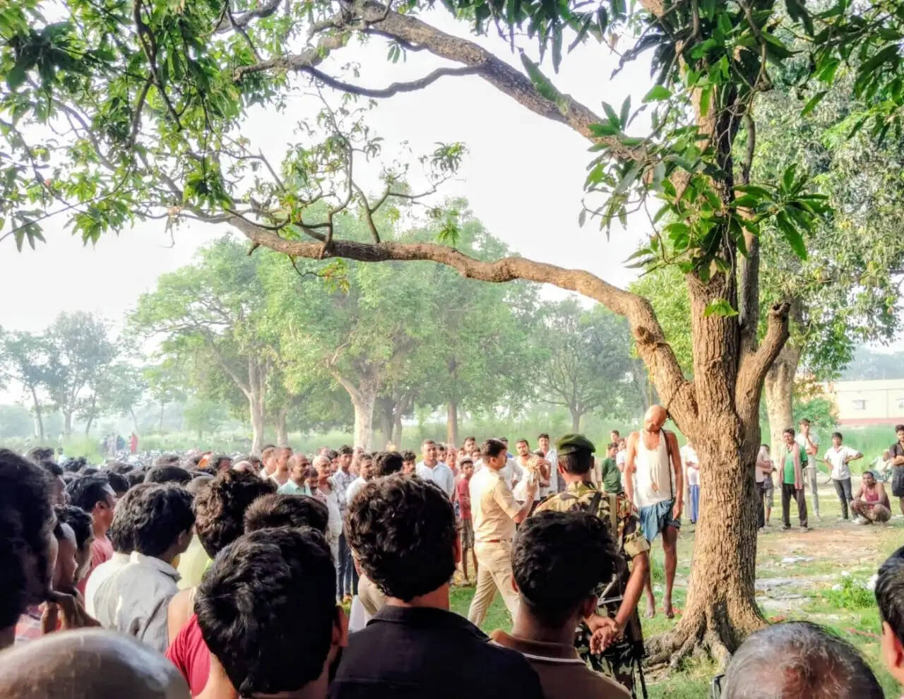 पेड़ से लटकता मिला अधेड़ का शव, क्षेत्र में मचा हड़कंप