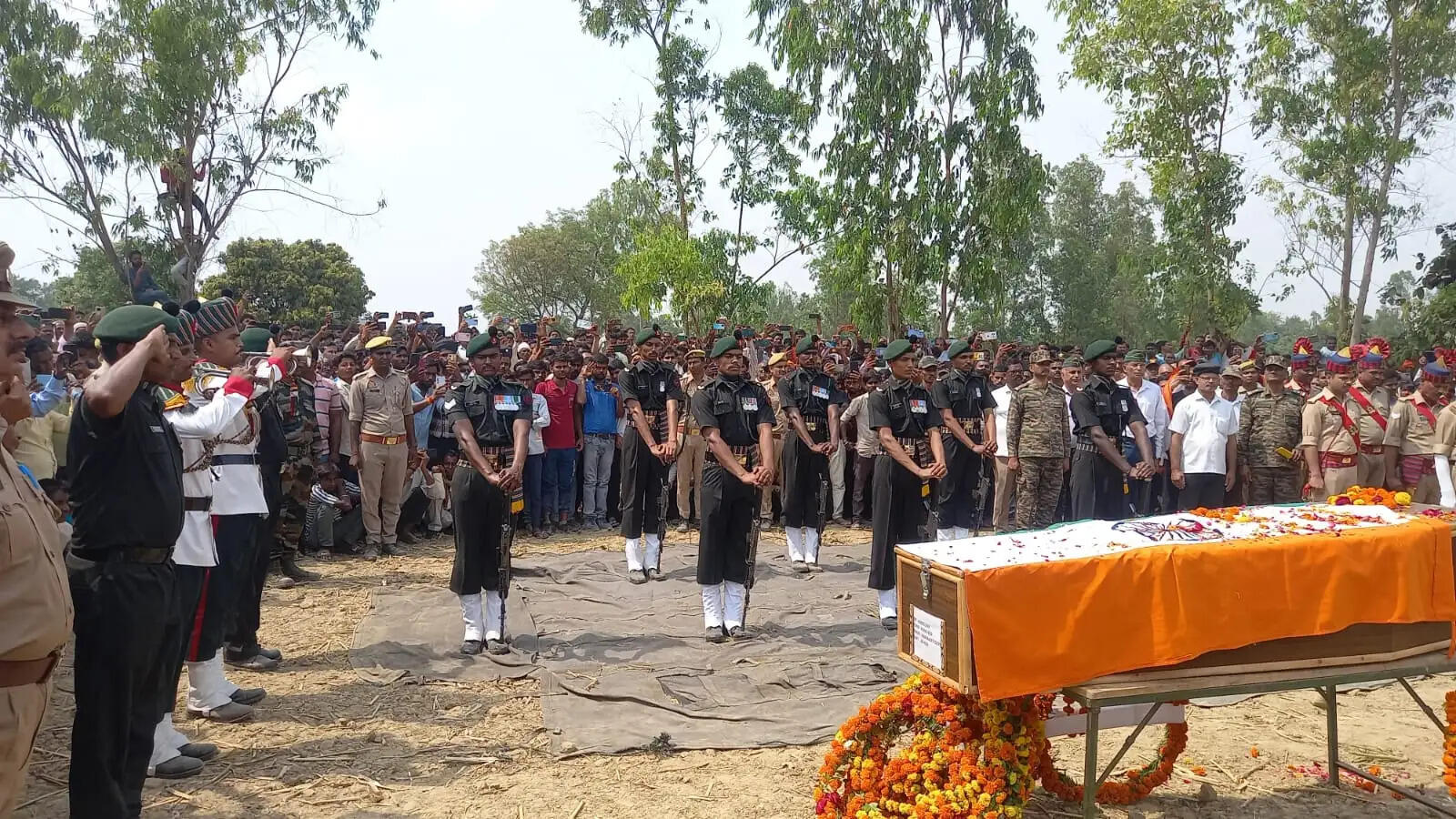 सीतापुर में राजकीय सम्मान के साथ 'अग्निवीर' इंद्रजीत को दी गई विदाई