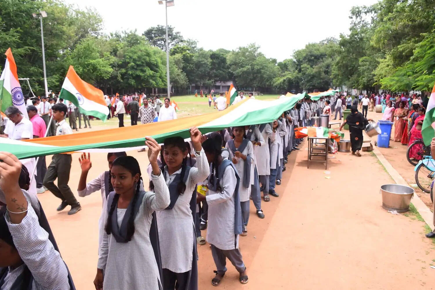 1100 फीट लंबे तिरंगे के साथ धमतरी में निकली भव्य तिरंगा यात्रा, गूंजा राष्ट्रप्रेम का संदेश