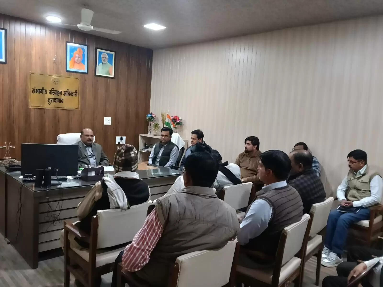 गन्ना ढुलाई वाहनों में रिफ्लेक्टिव टेप एवं पीछे लाल कपड़ा लगाकर ही वाहन का संचालन करें : आरटीओ