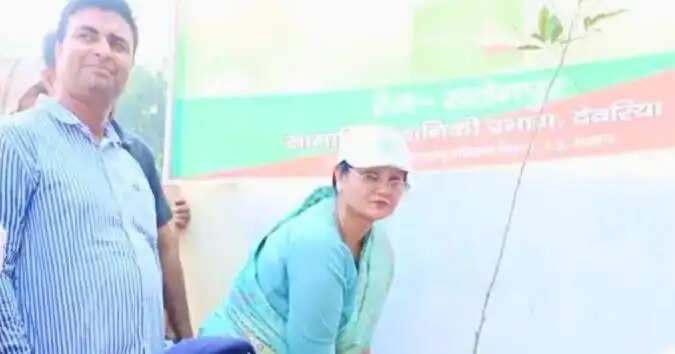 देवरिया : राज्यमंत्री विजय लक्ष्मी गौतम ने पौधरोपण कर पर्यावरण संरक्षण में जनभागीदारी बढ़ाने पर दिया जोर