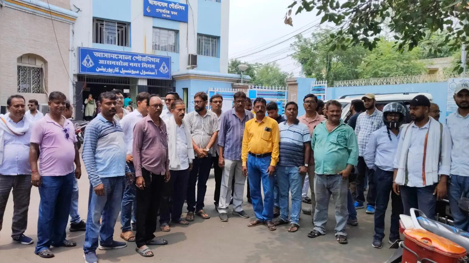 300 ठेकेदारों ने बकाया भुगतान की मांग को लेकर प्रदर्शन