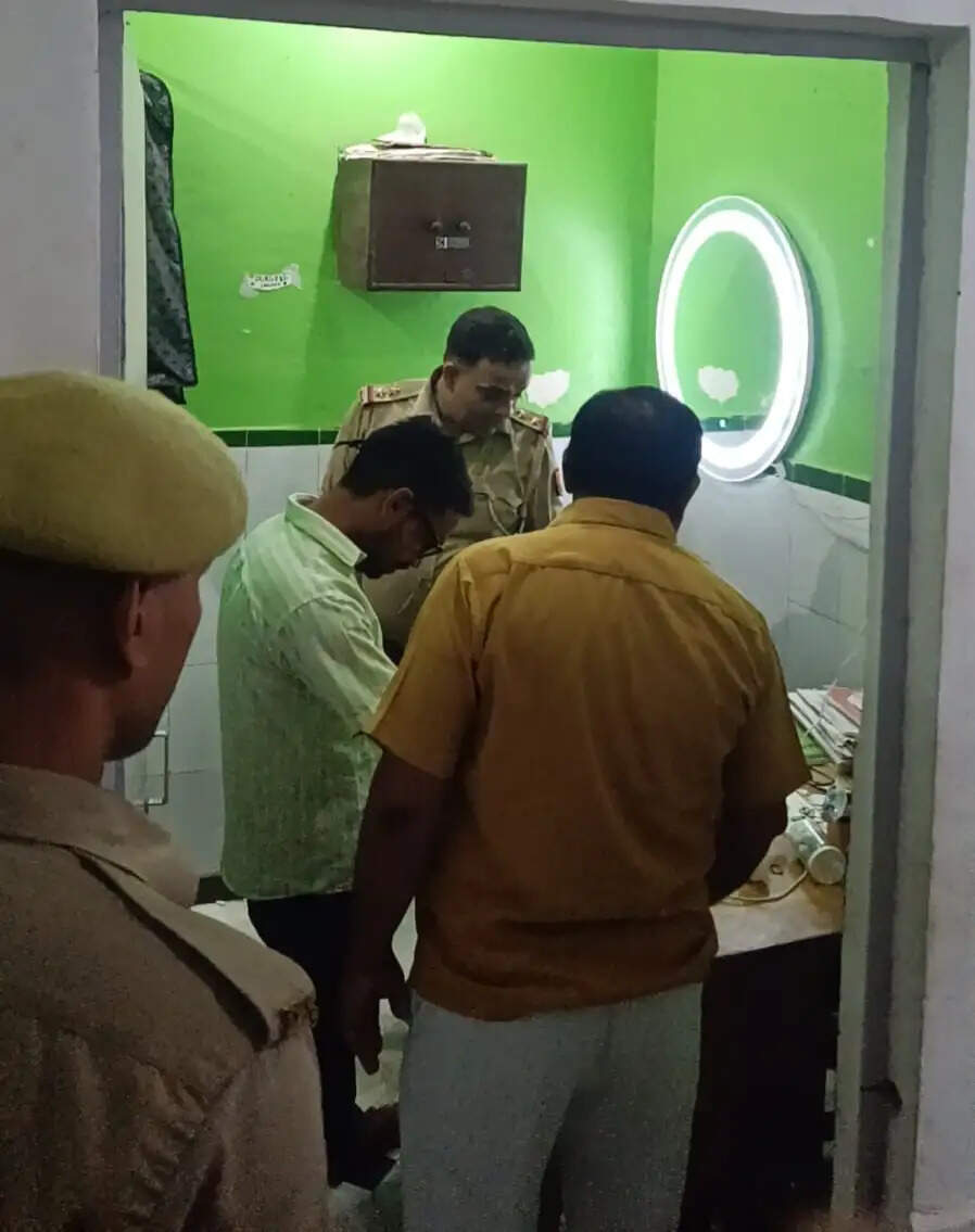 संदिग्ध परिस्थितियों में निजी अस्पताल कर्मी का शव फंदे से लटकता मिला
