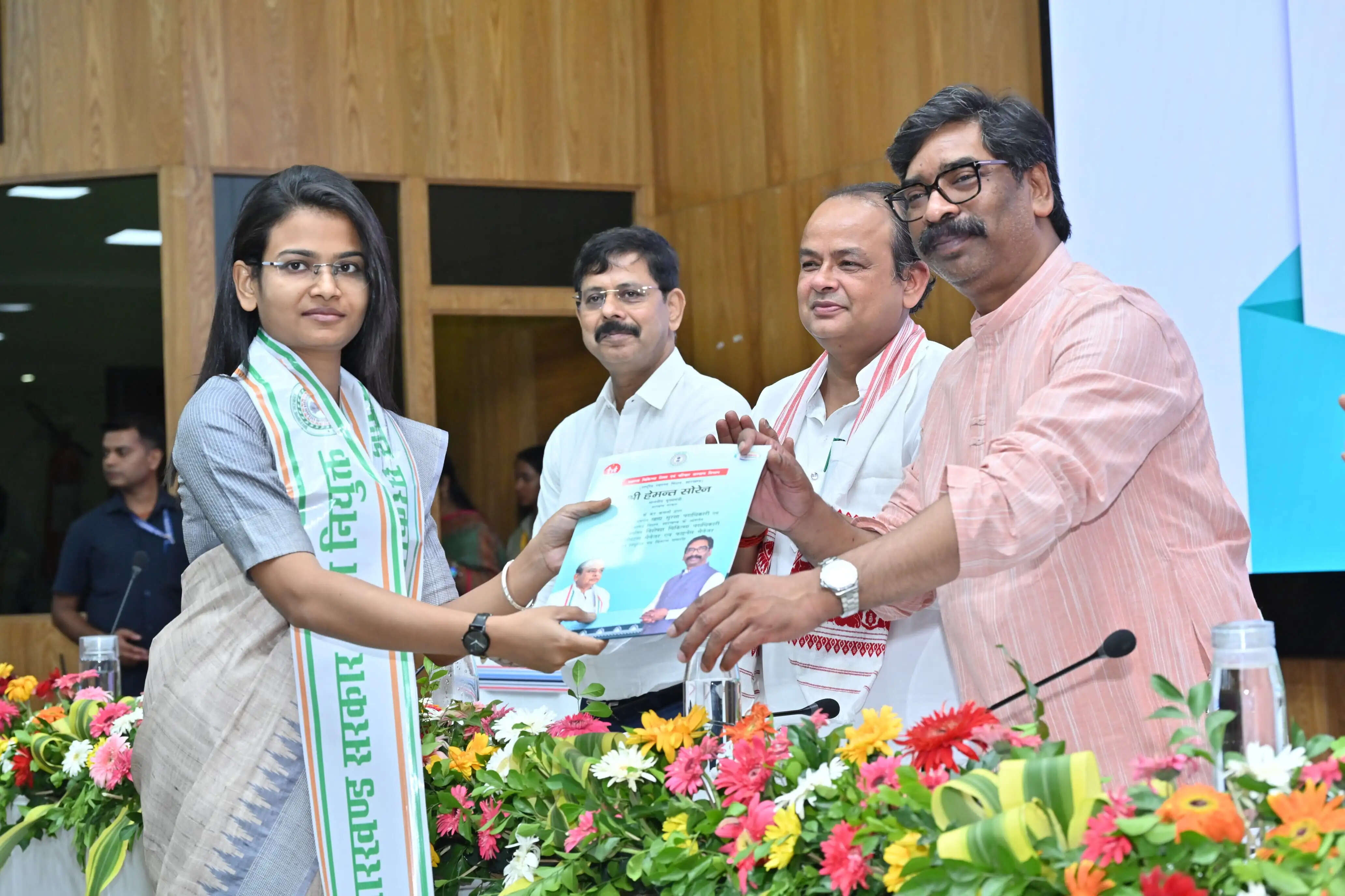 मुख्यमंत्री सोरेन ने 262 नव-चयनित अभ्यर्थियों को सौंपे नियुक्ति पत्र, निष्ठा-ईमानदारी से सेवा देने का किया आह्वान