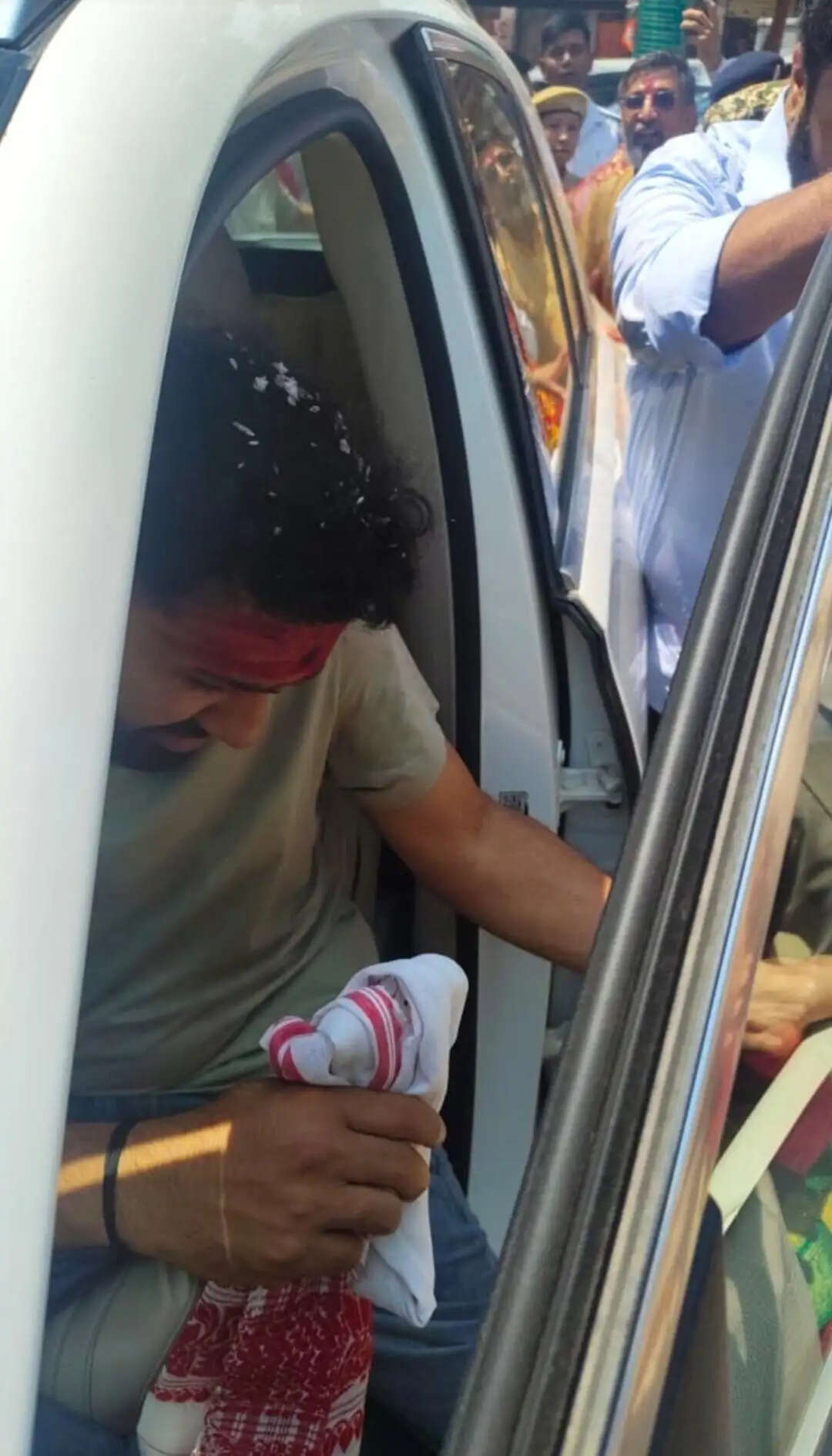 भारतीय क्रिकेट टीम के दो स्टार खिलाड़ियों ने लिया मां कामाख्या का आशीर्वाद