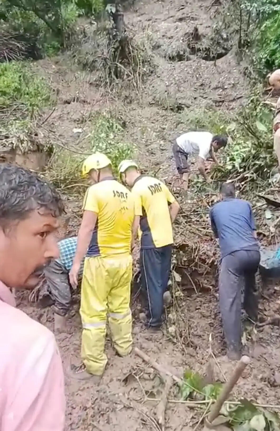 मेहर गांव में मकान ढहा,मलबे से तीन शव बरामद