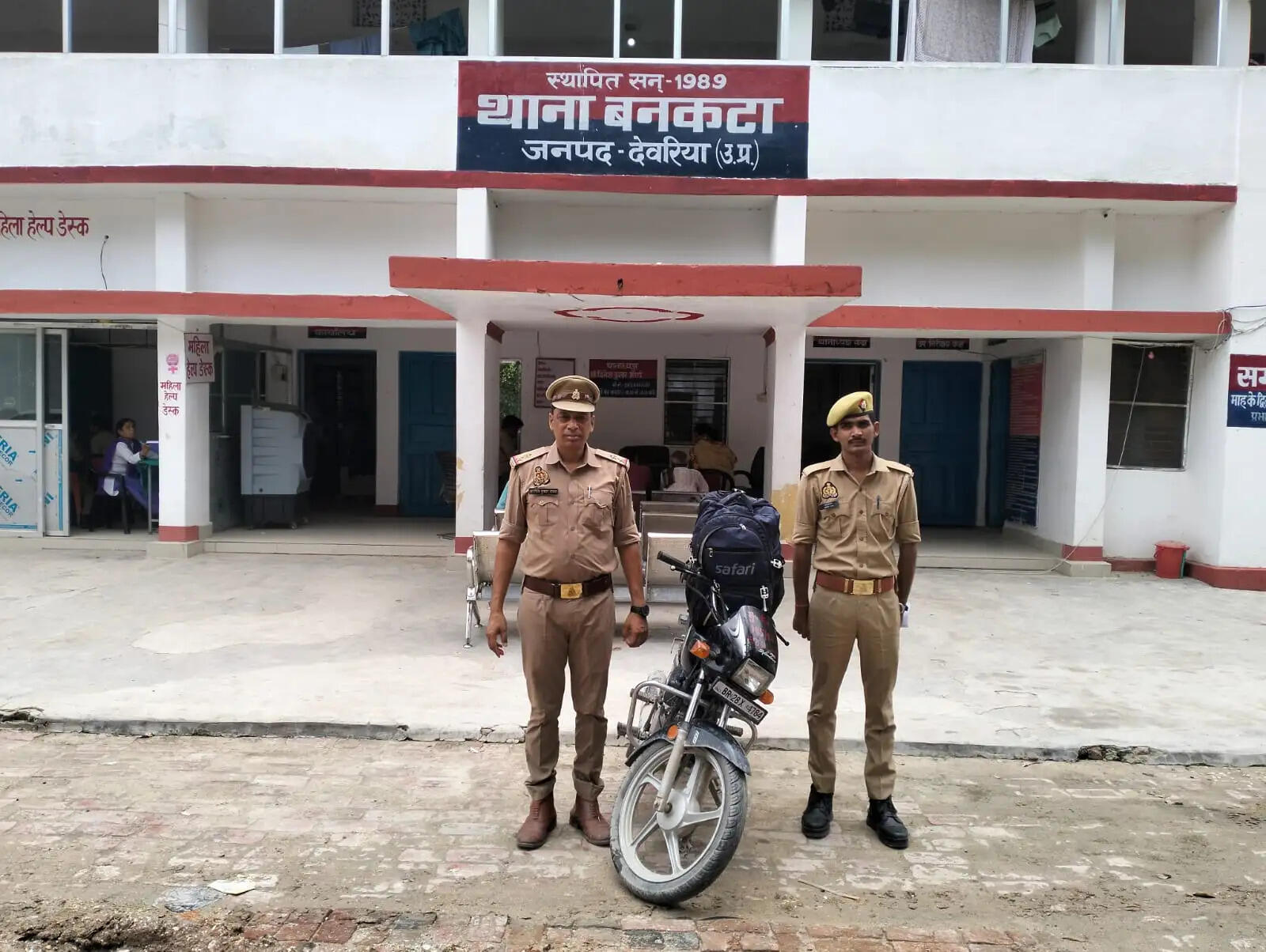 देवरिया: चोरी की बाइक से बिहार ले जाई जा रही 18 लीटर अवैध शराब बरामद, बाल अपचारी पकड़ा गया