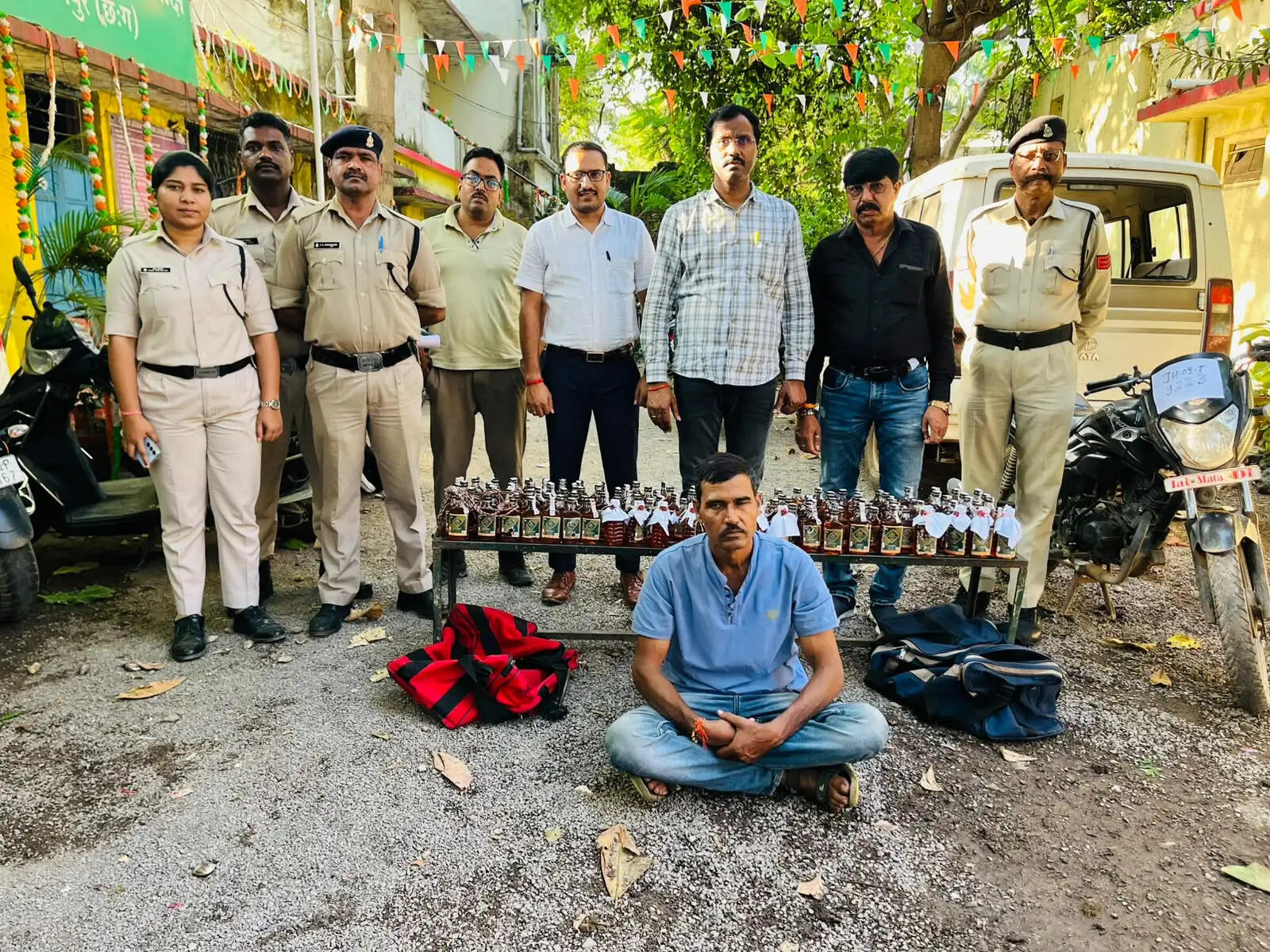 झारखंड की 30.3 बल्क लीटर देशी शराब व मोटरसाइकिल के साथ एक आरोपित गिरफ्तार