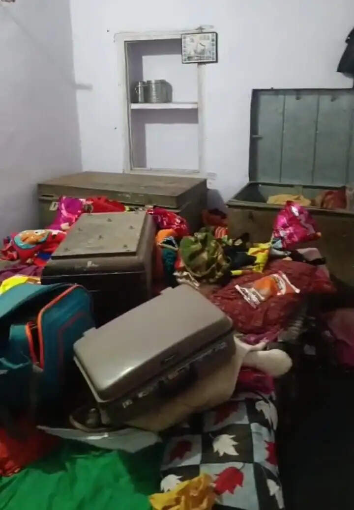 घर में सोता रहा युवक, बाहर से दरवाजा बंद कर चोरों ने उड़ाए 15 लाख के गहने