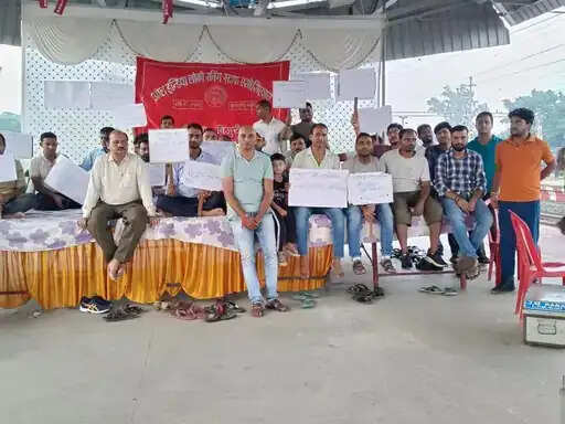 अनूपपुर: मानकों के विपरीत काम कराने और साथी के ट्रांसफर से नाराज रेलवे लोको पायलट का धरने जारी