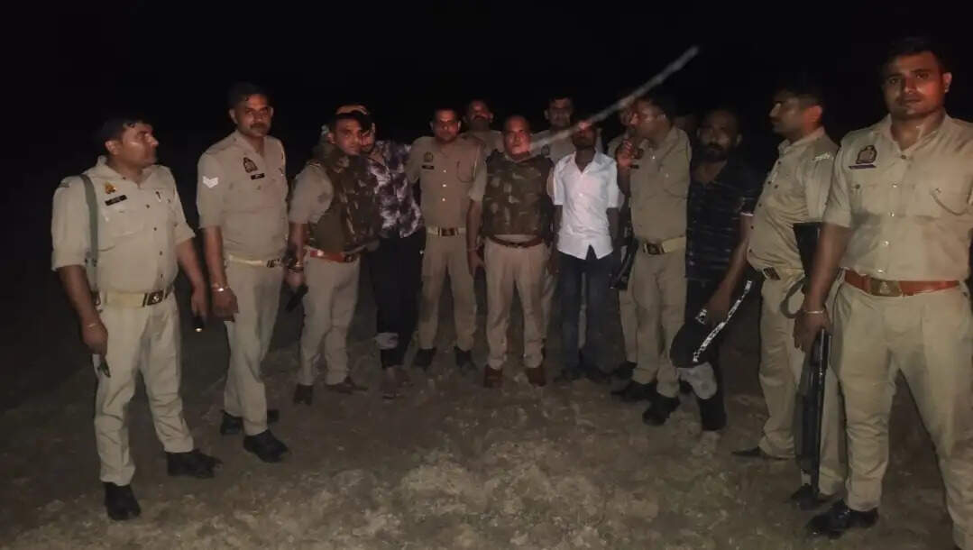 भैंस चोरी के मामले में पुलिस मुठभेड़ में दो बदमाश घायल, तीन गिरफ्तार