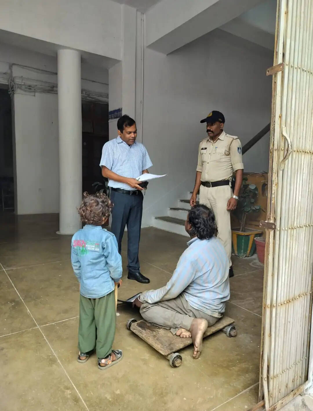 दिव्यांग युवक सीढ़ियां नहीं चढ़ सका तो जनसुनवाई छोड़ स्वयं नीचे पहुंचे कलेक्टर