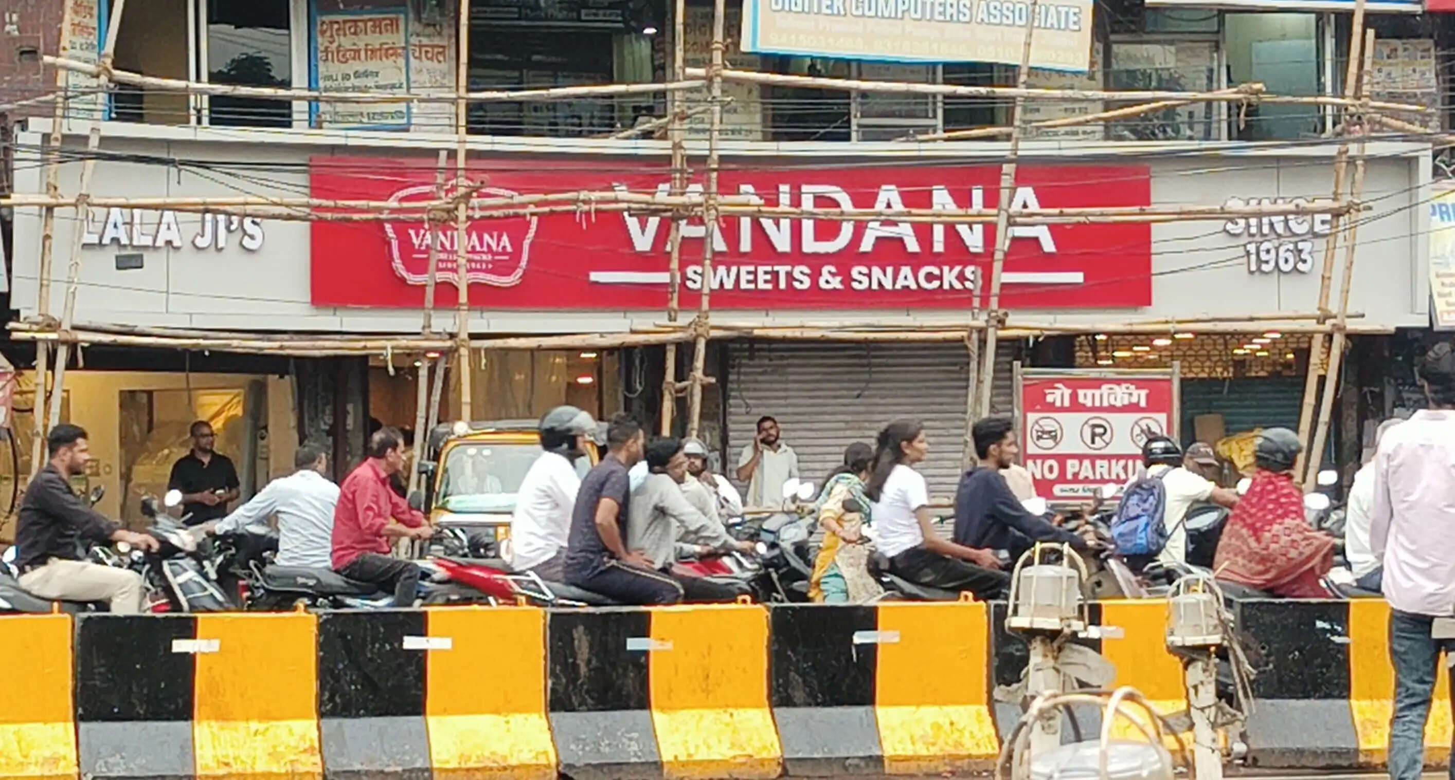 मिठाई की तीन दुकानों पर एफडीए का छापा, गंदगी मिलने पर नोटिस