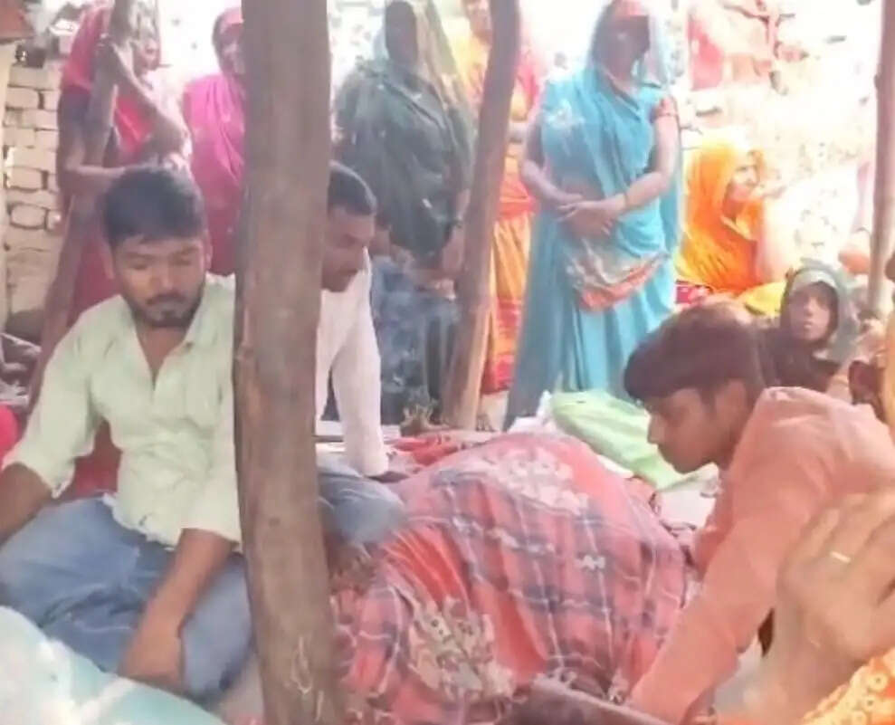 दीवार गिरने से मलबे में दबकर वृद्धा की मौत