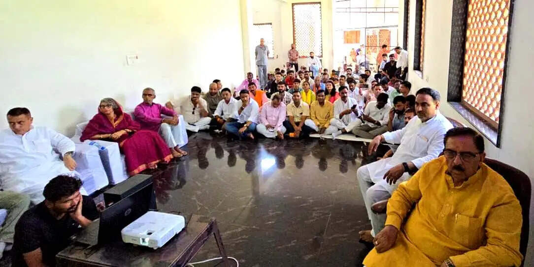 वित्त आयोग के अध्यक्ष डॉ. चतुर्वेदी धौलपुर पंहुचे,सुनी मन की बात