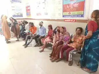 नर्मदापुरम: इटारसी में मजदूरों से भरी ट्रैक्टर-ट्रॉली पुलिया से नीचे गिरी, 10 घायल, 3 महिलाओं की हालत नाजुक