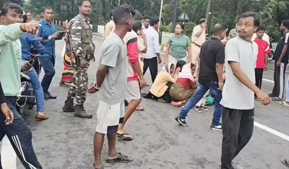 स्मार्ट सिटी परिसर में युवक का शव मिलने के बाद प्रदर्शन,फाइनेंस कंपनी पर प्रताड़ना का आरोप