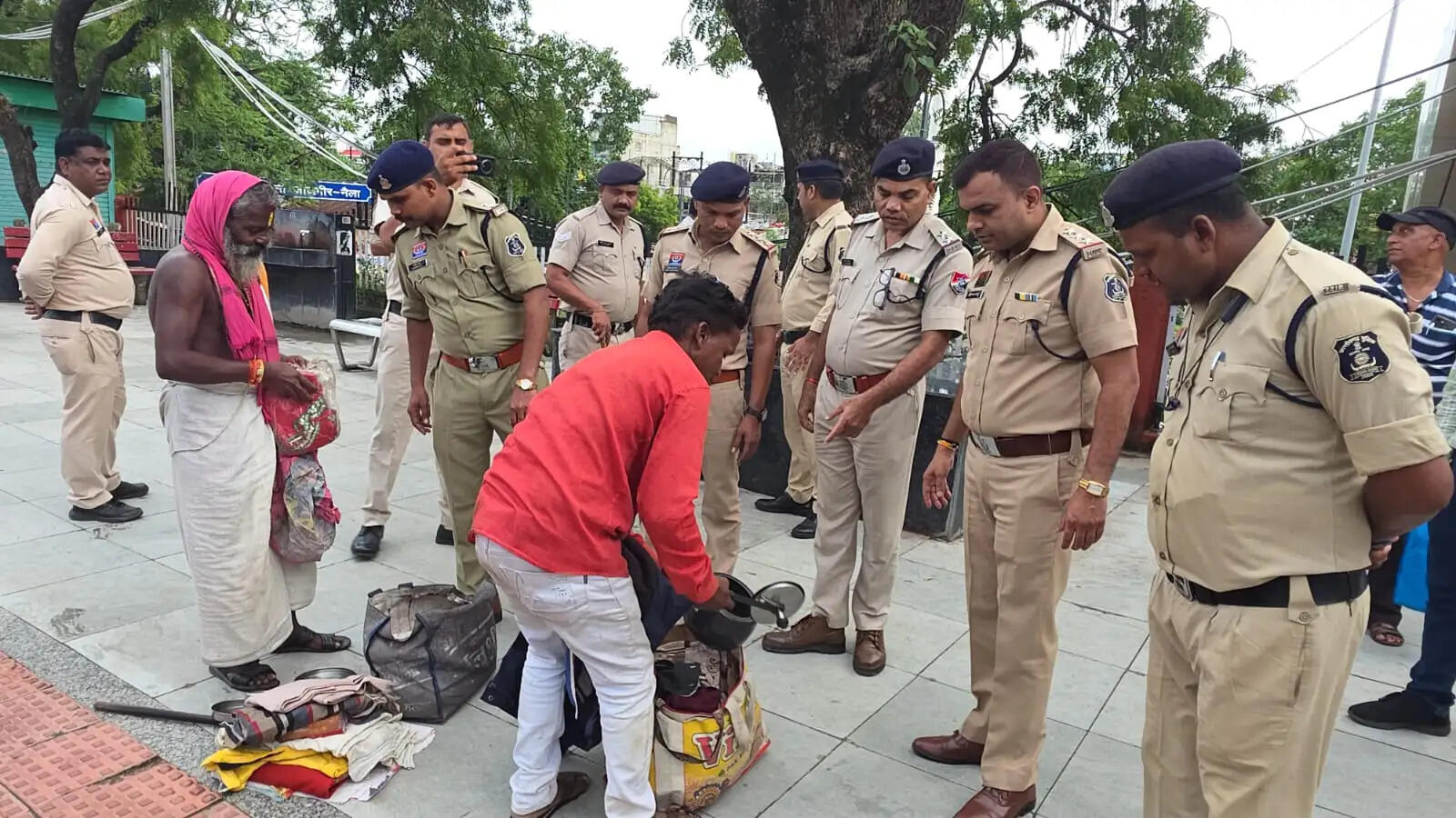 नैला रेलवे स्टेशन पर पुलिस और आर पी एफ की संयुक्त जांच, संदिग्ध यात्रियों व सामानों की हो रही सघन चेकिंग