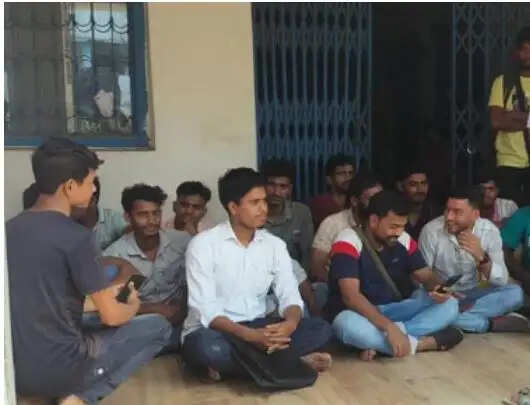 ‘युवासाथी’ योजना पर बवाल, बीडीओ ऑफिस में युवाओं का प्रदर्शन