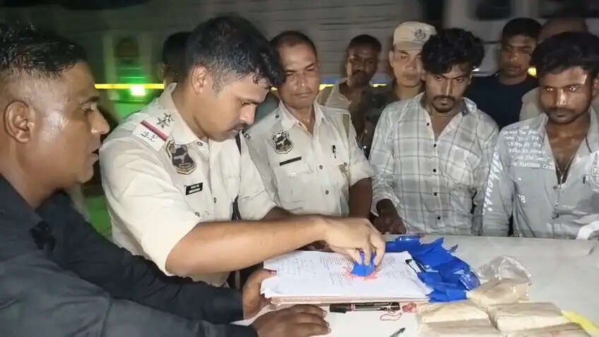 भारी मात्रा में याबा टैबलेट समेत तीन गिरफ्तार