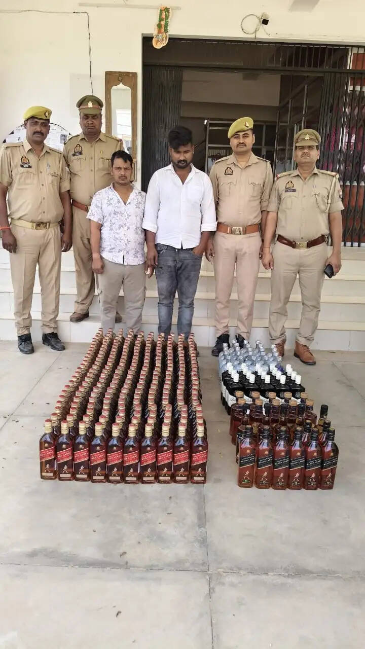 मीरजापुर: कार में 300 बोतल शराब जब्त, तस्करी के दाे आरोपित गिरफ्तार