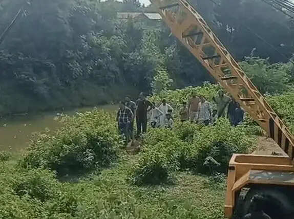 सतना जिले में बरुआ नदी के पुराने पुल से नीचे गिरी एंबुलेंस, डिलीवरी केस लेने जा रहे ड्राइवर समेत दो घायल