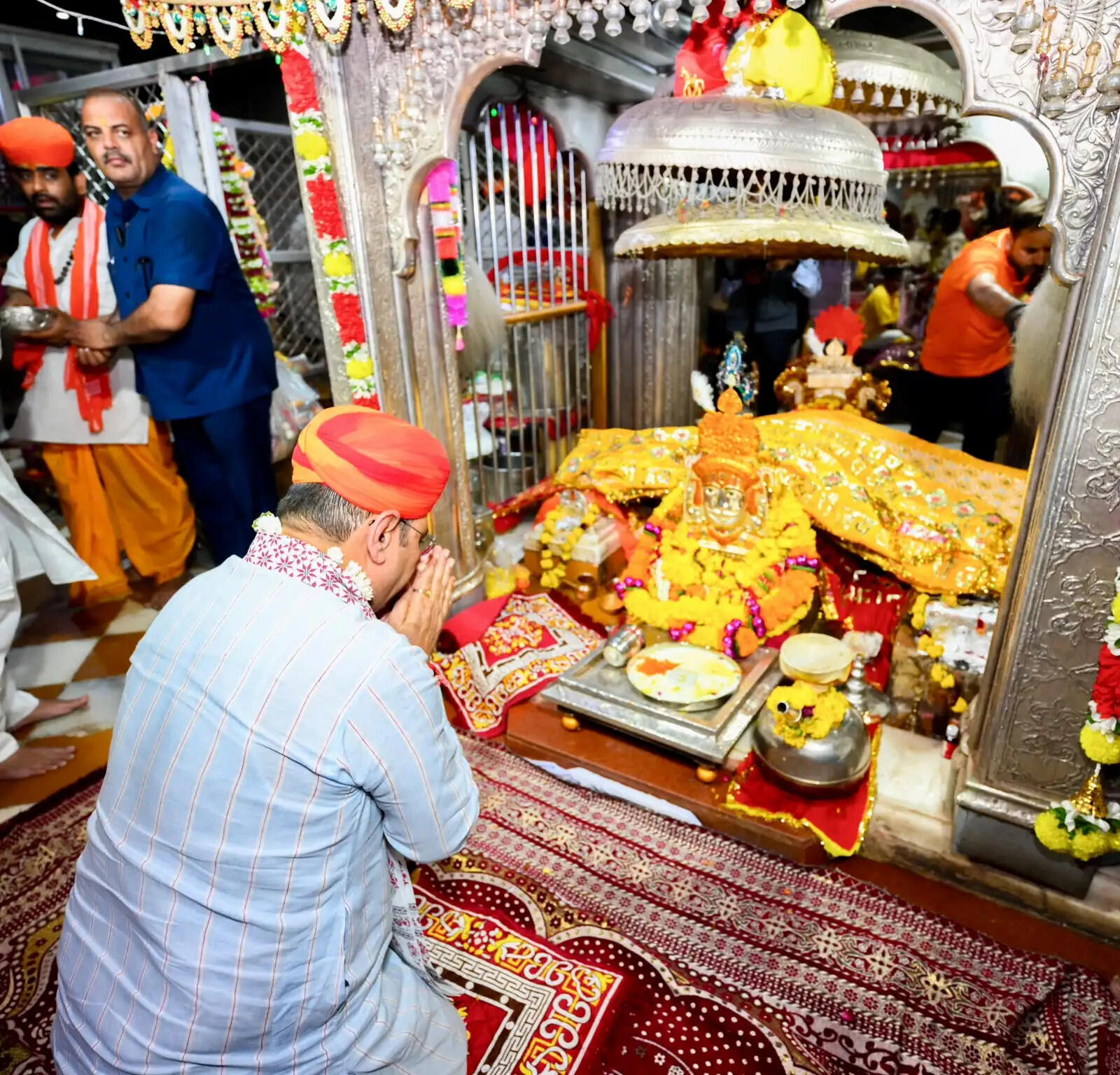 बाबा रामदेव की शरण में पहुंचे मुख्यमंत्री, पावन समाधि पर की पूजा-अर्चना