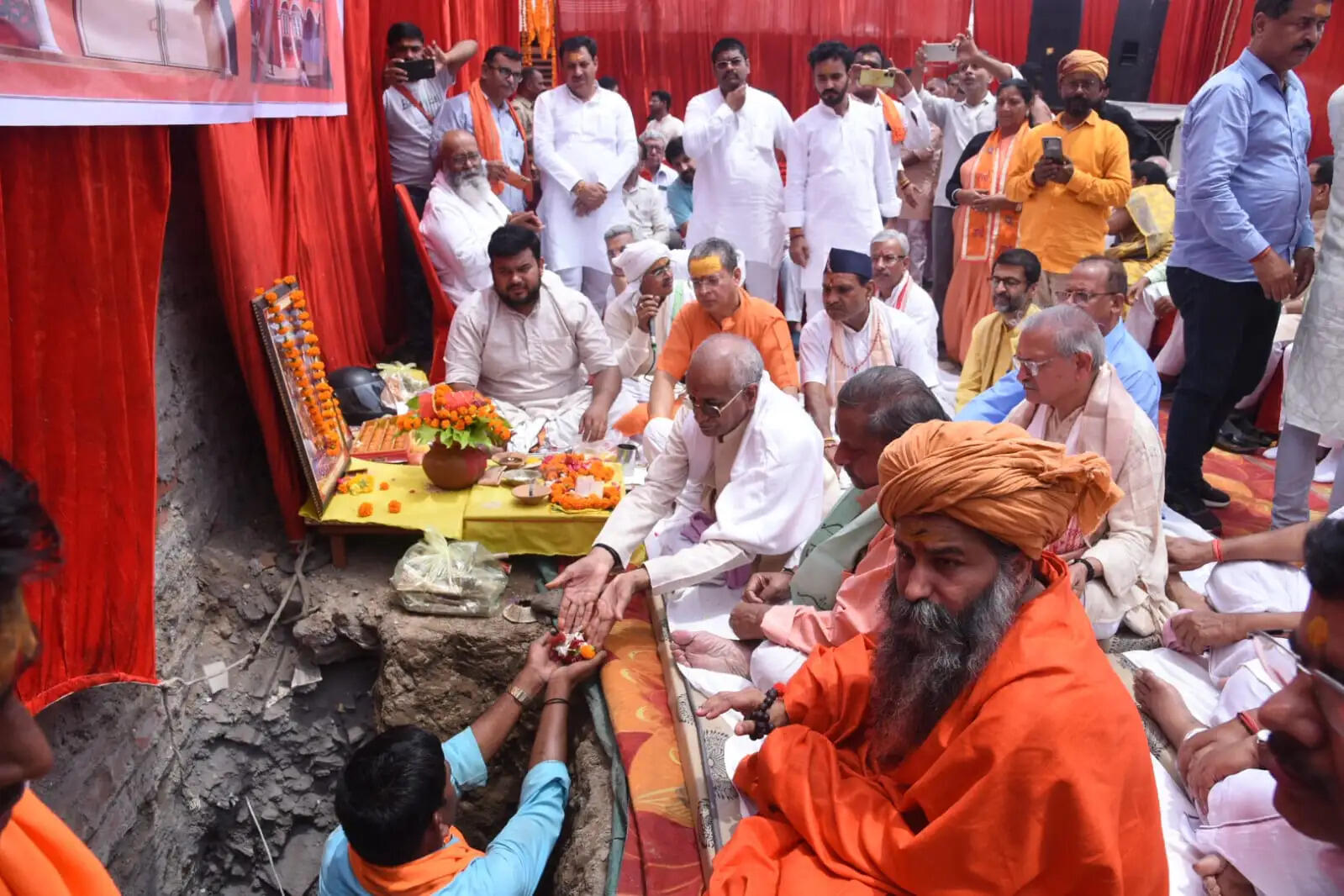 लखनऊ में विहिप के बहुमंजिला कार्यालय का चंपत राय ने किया भूमि पूजन