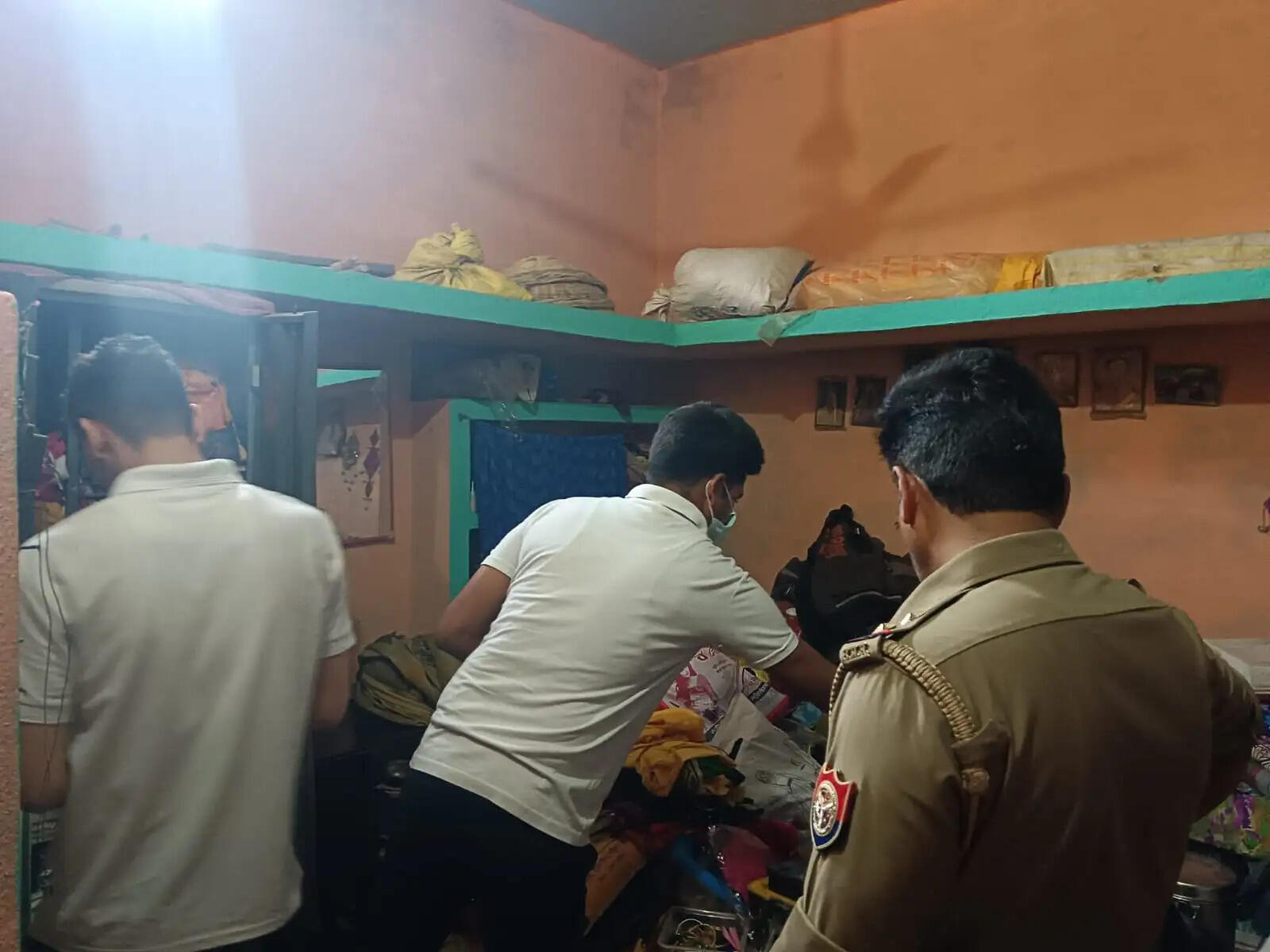छत का दरवाजा बाहर से बंद कर चोरों ने उड़ाए लाखों के जेवर