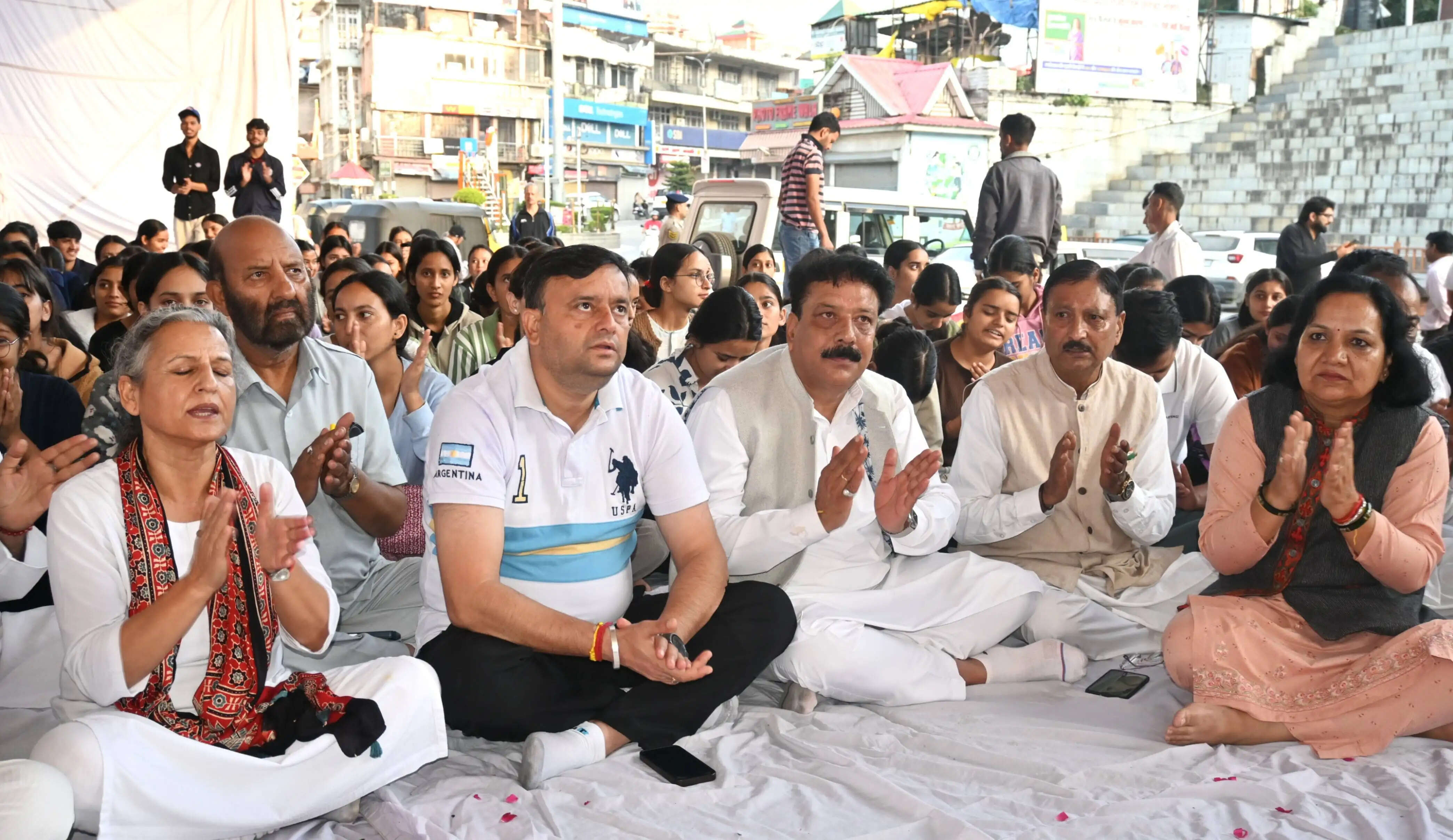 गांधी जयंती पर प्रभात फेरी: मंडी की गलियों में गूंजे रघुपति राघव राजाराम के स्वर