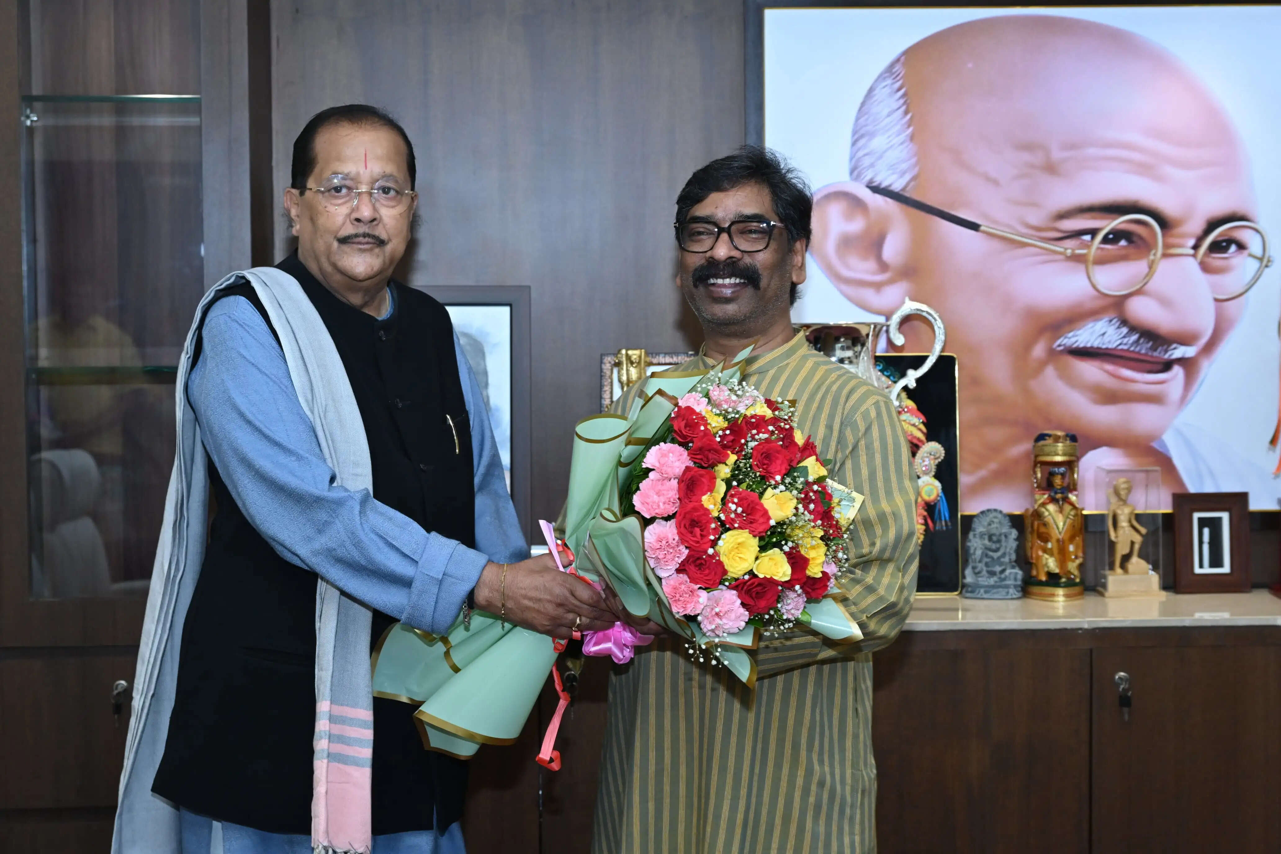 मुख्यमंत्री ने विधानसभा अध्यक्ष को पुष्पगुच्छ देकर किया स्वागत