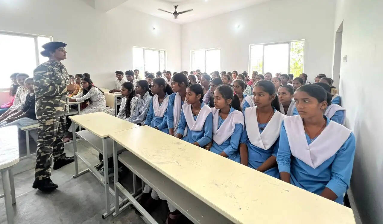 सीएपीएफ में करियर को लेकर छात्राओं को किया जागरूक