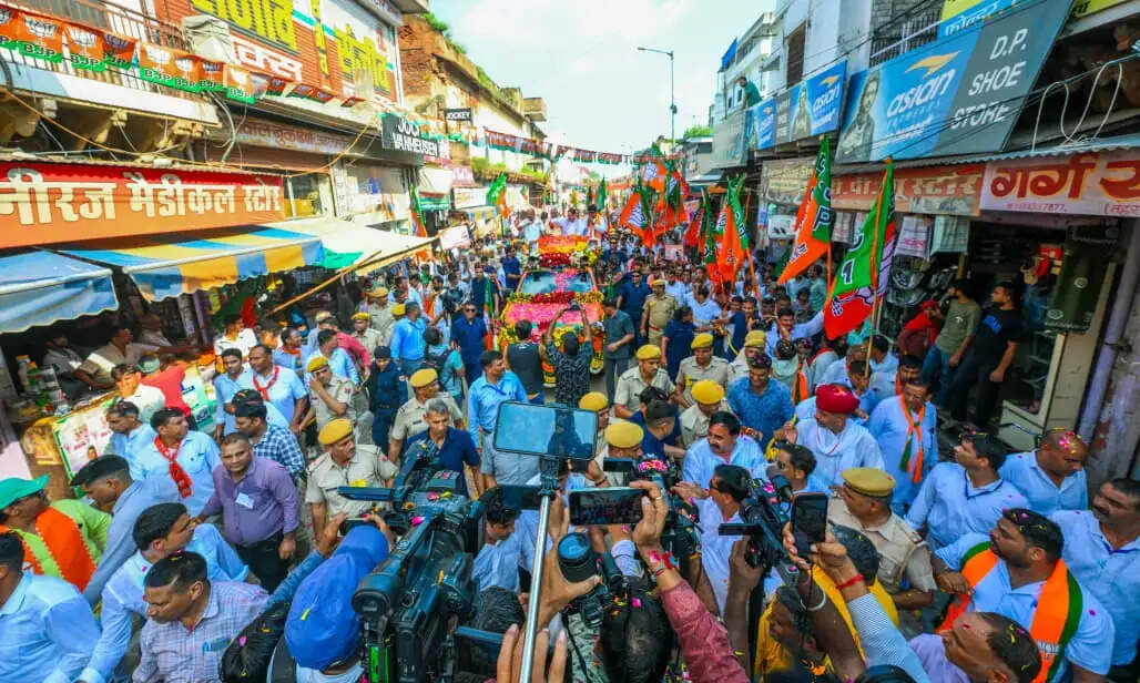 भरतपुर में सीएम का रोड शो, बोले- विकास के लिए निकायों में भी बने भाजपा की सरकार