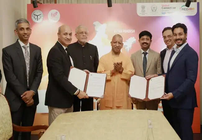 मुख्यमंत्री योगी के सिंगापुर दौरे के पहले ही दिन बड़ी सफलता, यूनिवर्सल सक्सेस ग्रुप ने किए 6,650 करोड़ के निवेश के लिए तीन एमओयू