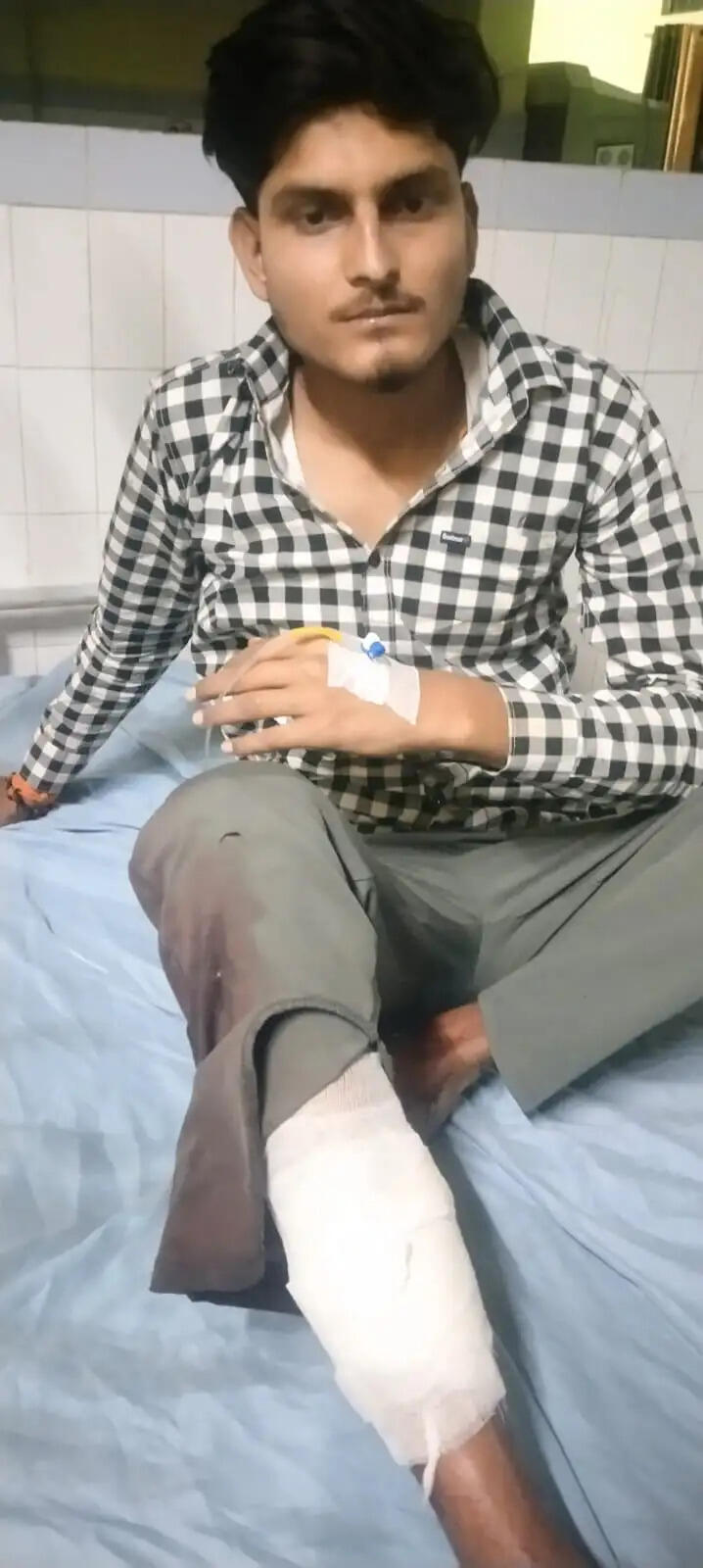 पुलिस मुठभेड़ में फायरिंग करने वाले दो बदमाश गिरफ्तार, एक घायल; असलहा व बाइक बरामद