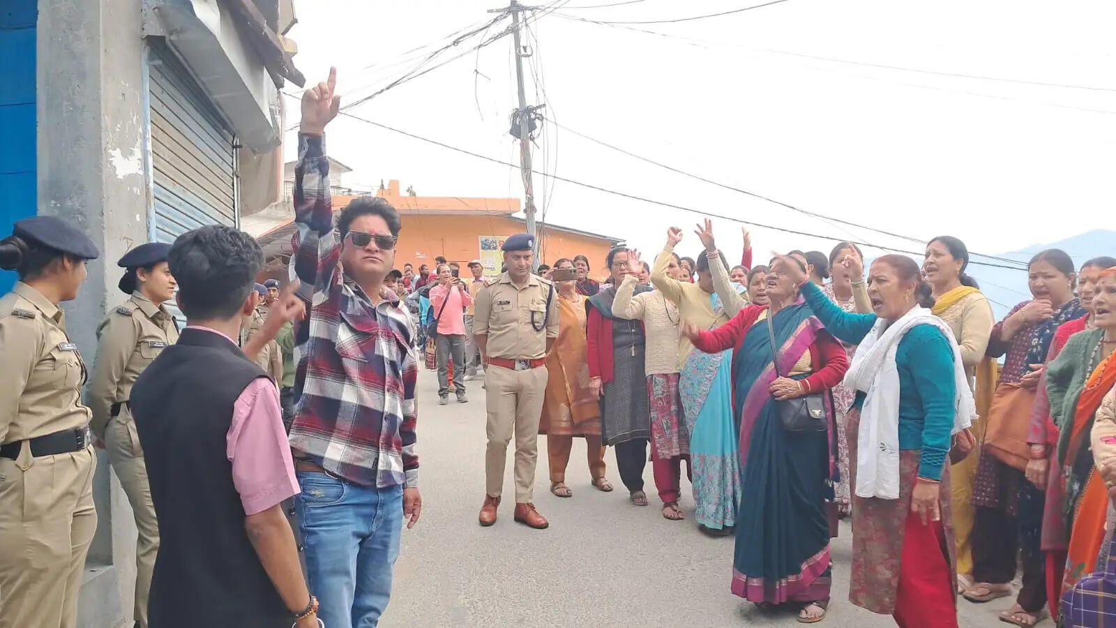 पौड़ी बाजार रहा बंद, लोगों ने निकाला जुलूस